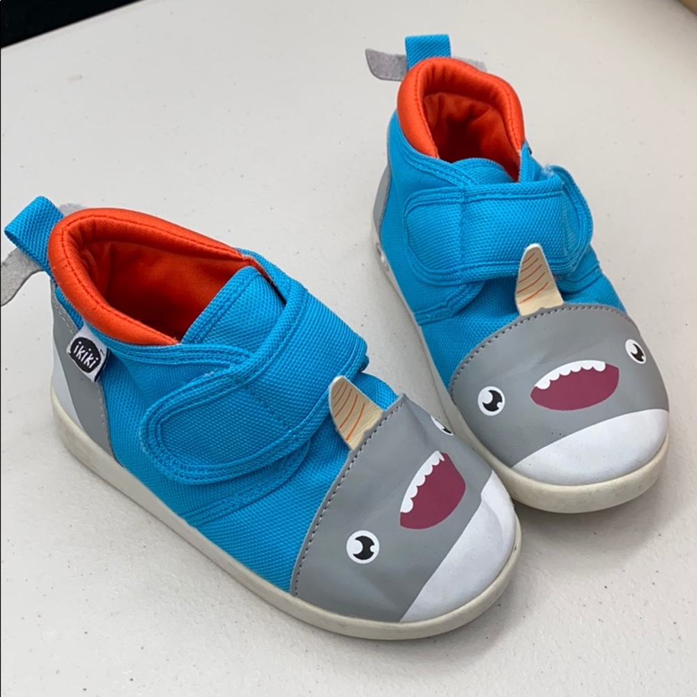 Ikiki Sascha Narwhalski Squeaking shoes